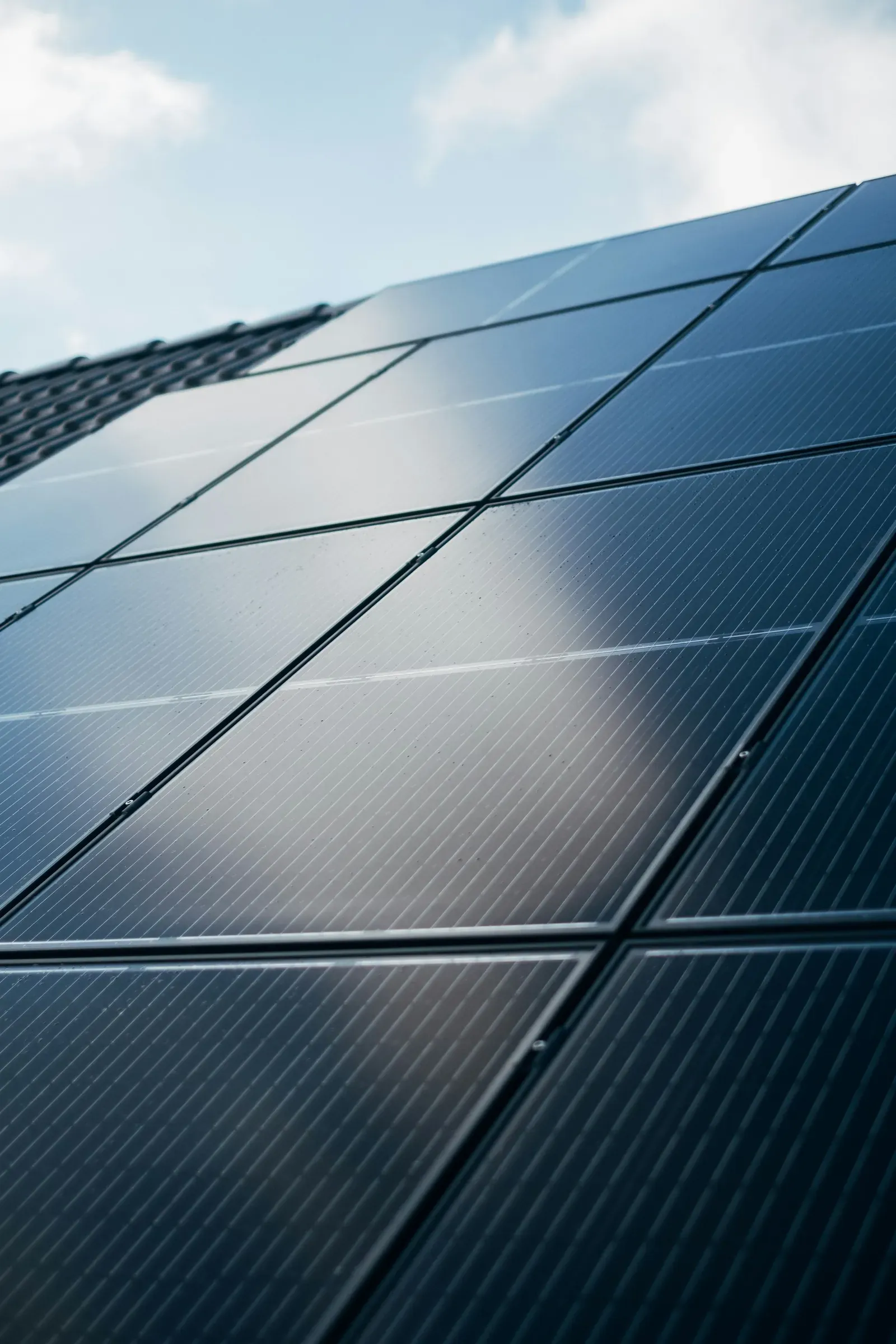 Gros plan de panneaux photovoltaïques noirs sur une toiture