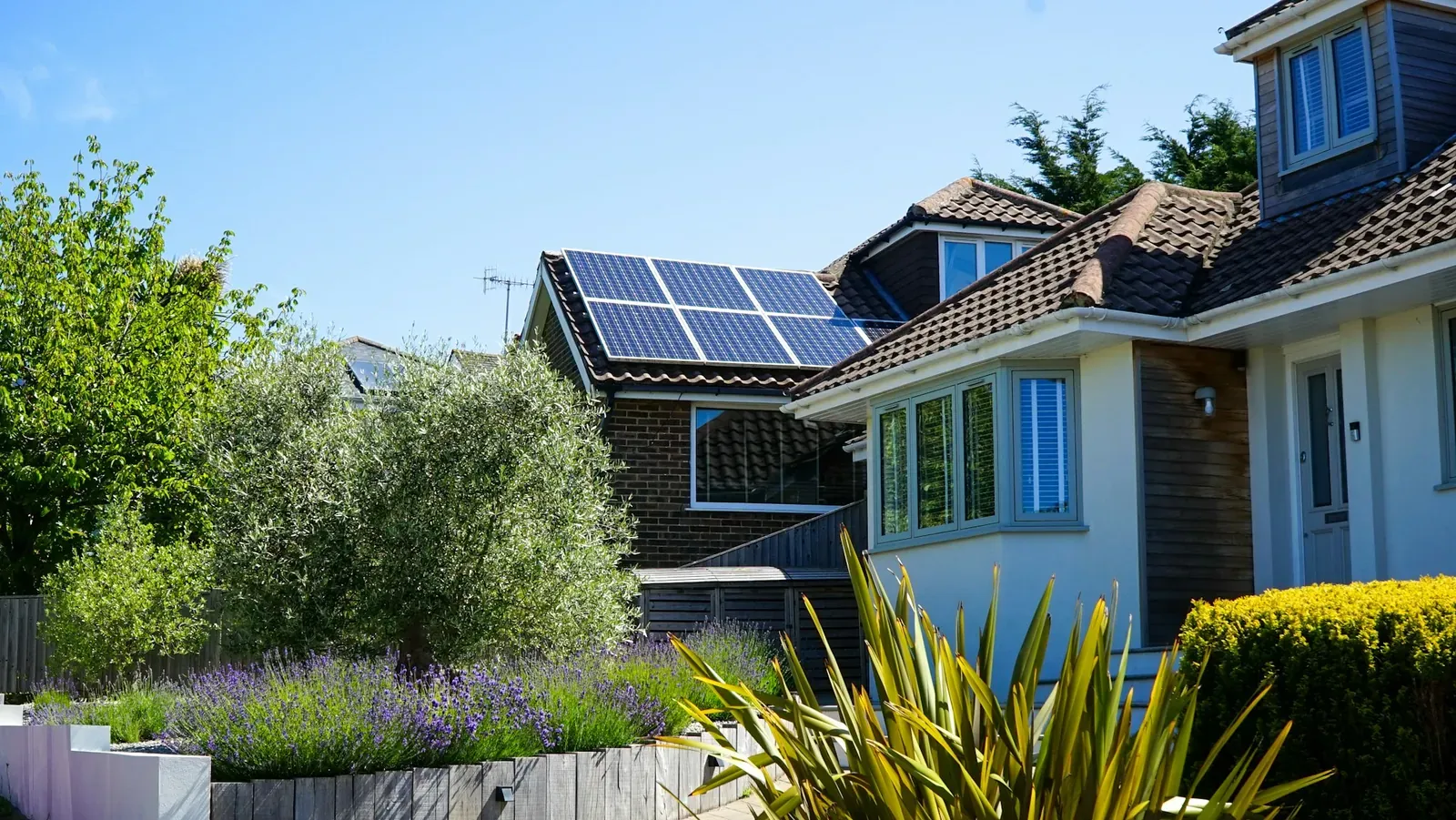 Maison avec panneaux photovoltaïques en toiture