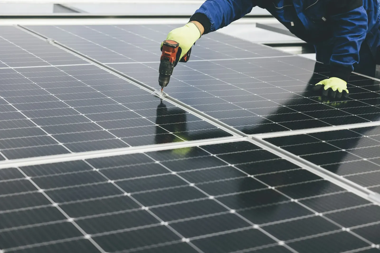 Fixation de panneaux photovoltaïques à la visseuse
