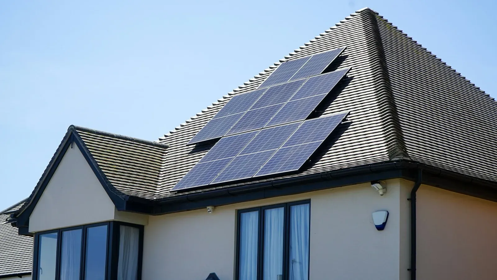 Maison à enduit clair avec panneaux photovoltaïques