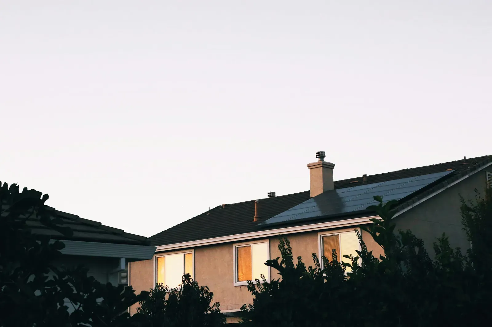 Maison équipée de panneaux photovoltaïques au crépuscule