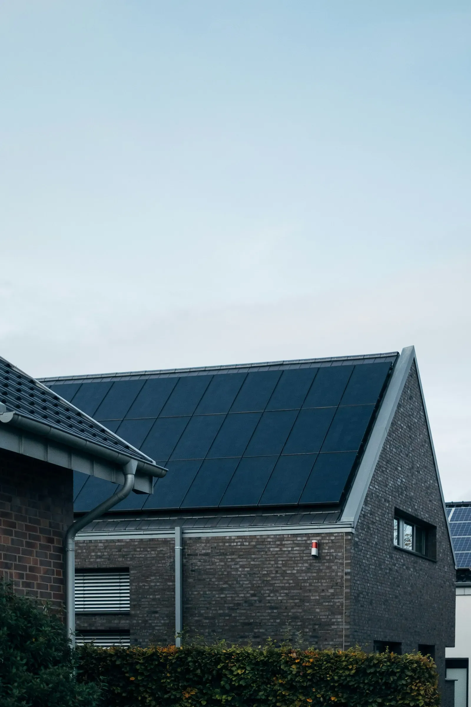 Maison contemporaine, pan de toiture couvert de panneaux photovoltaïques